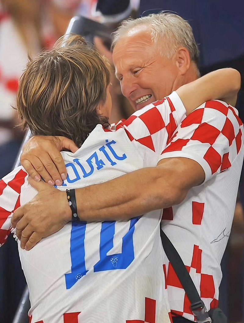 莫耶斯：很期待与切尔西的比赛，霍尔加盟给球队带来稳定性（莫耶斯期待对阵切尔西：霍尔到来提升球队稳定性）