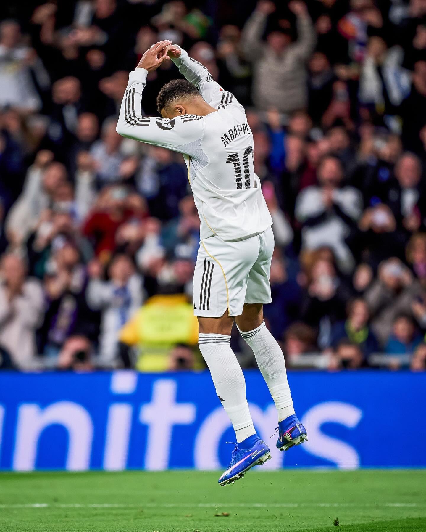 英超半场：吉马良斯角球破门，戈登点射，纽卡2-0伯恩利（英超半场战报：纽卡2-0领先伯恩利，吉马良斯角球建功，戈登点射命中）