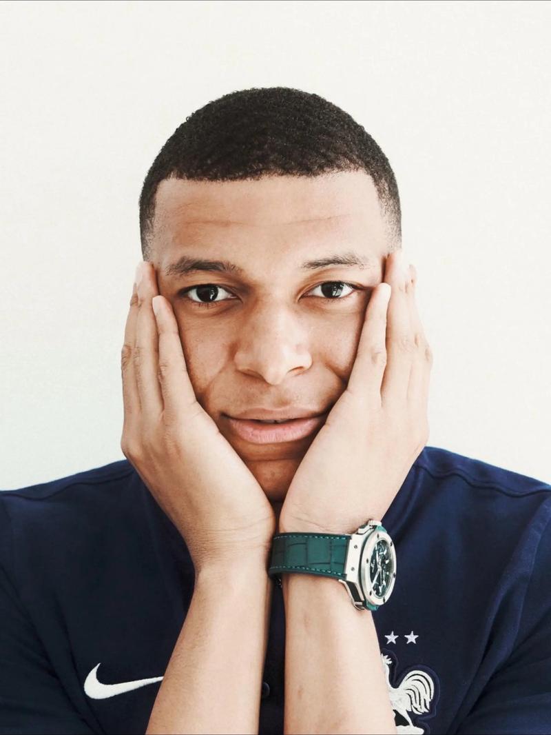 回馈家乡父老，河南队杨意林为后林村80岁以上老人发放礼品（河南队杨意林回馈桑梓，向后林村80岁以上老人发放礼品）