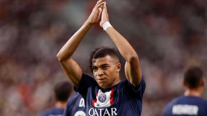 卡洛斯：C罗是所有球员的榜样；相比小罗我更爱去大罗的派对（罗伯托·卡洛斯：C罗堪称球员榜样；比起小罗的，我更愿参加大罗的派对）