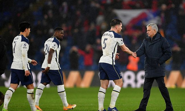 赵鹏：蒋4朱5是国内顶级中卫，但他俩搭配踢亚冠还是太吃力了（赵鹏：蒋4朱5皆属国内顶级中卫，但在亚冠搭档仍显吃力）